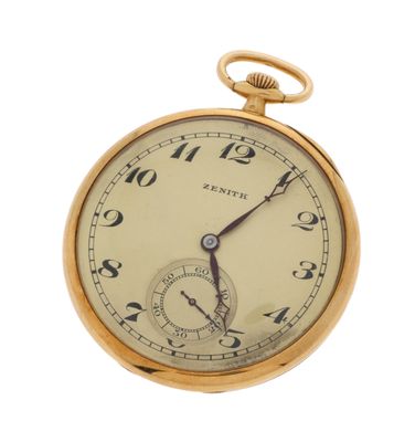 une montre de poche en or avec des chiffres romains sur le cadran