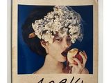une photo d'une femme en train de manger une pomme, avec des fleurs dans les cheveux