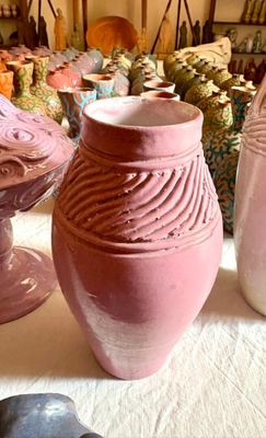 de nombreux vases posés sur une table