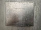 une plaque métallique fixée au mur d'un immeuble