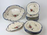 plusieurs assiettes et bols posés sur une table