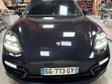 l'avant d'une voiture de sport noire garée dans un garage