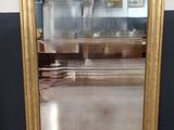 un miroir posé sur le sol d'une pièce