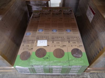 une grande boîte qui contient tout un tas de boîtes