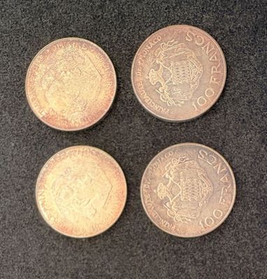 trois types de pièces différents posés sur une surface noire
