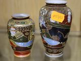 deux vases posés sur une table en verre