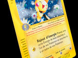 une carte Pokémon jaune sur laquelle figure l'image d'un Pikachu