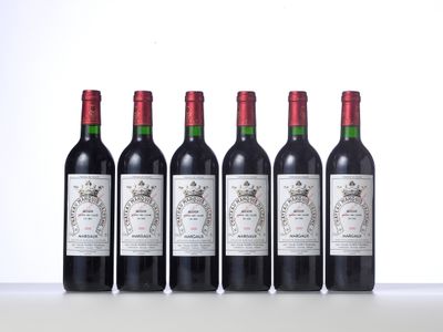 quatre bouteilles de vin sont alignées sur une table