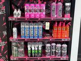 de nombreuses canettes de soda sur les rayons du magasin