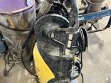 une photo d'une pièce où se trouvent un aspirateur et d'autres objets