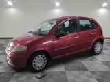 la photo d'une petite voiture rouge garée dans un garage