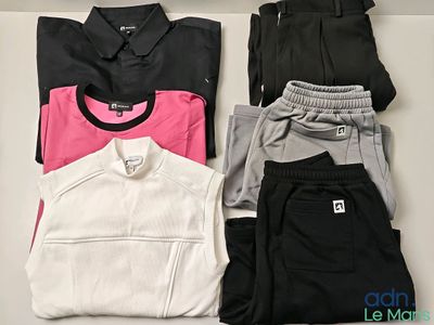 trois paires de vêtements noirs, blancs, roses et gris disposées sur une table
