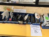 de nombreux types différents de leurres de pêche dans les bacs