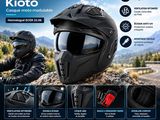 un gros plan d'un casque de moto porté par une personne à moto