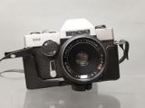 une photo en noir et blanc d'un appareil photo sur une table