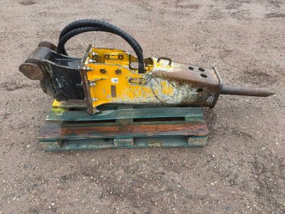 une petite machine posée sur une palette dans la boue