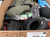 une boîte en carton remplie de bagages et d'autres objets