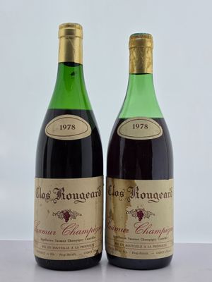 deux bouteilles de vin posées l'une à côté de l'autre sur une table