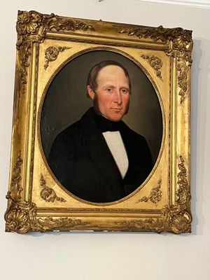 un tableau représentant un homme en costume noir et nœud papillon