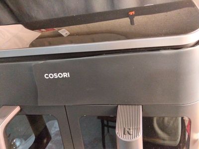 un gros plan d'une machine à café sur laquelle est posée une tasse