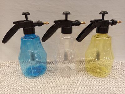 trois pistolets de pulvérisation posés sur une table