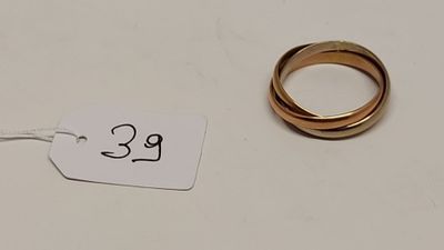 une bague en or à laquelle est attachée une étiquette de prix