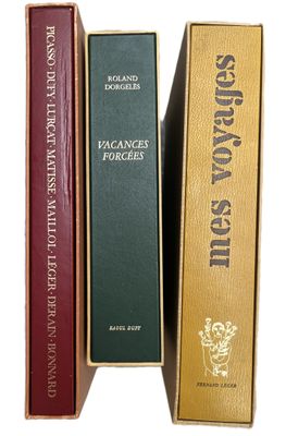 trois livres sont empilés sur une surface blanche