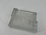 un cendrier en plastique transparent orné d'une horloge
