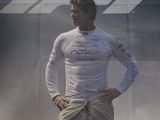 une affiche représentant un homme debout devant une voiture de course