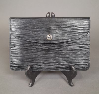 an image of a black purse sitting on top of a table