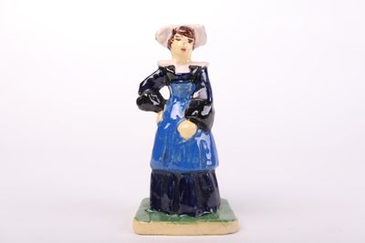 une figurine de femme en robe et chapeau bleus