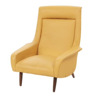 une image représentant un fauteuil en cuir jaune sur fond blanc