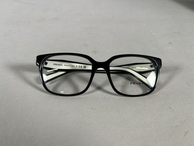 une paire de lunettes posée sur une table