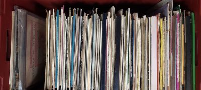 une boîte rouge contenant tout un tas de disques