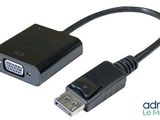 un gros plan d'un câble USB branché à un adaptateur pour ordinateur
