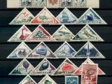 une photo d'une collection de timbres exposée sur un mur