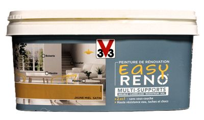 un gros plan sur un seau de peinture sur fond blanc