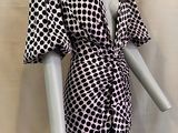 robe noire et blanche sur un mannequin, un mannequin, un mannequin, un mannequin, un mannequin, un mannequin, un mannequin, un mannequin, un mannequin