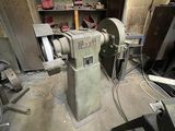 une machine placée au milieu d'une pièce
