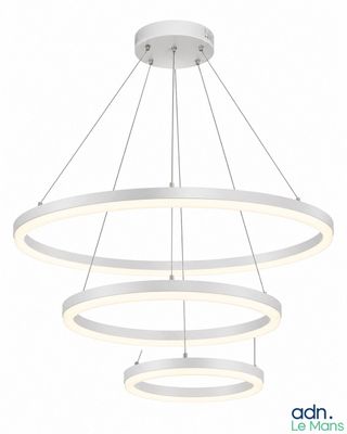 un luminaire circulaire blanc suspendu au plafond