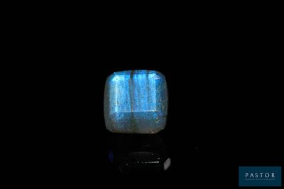 une pierre de labradorite bleue sur un fond noir