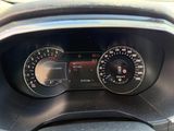 le tableau de bord d'une voiture sur lequel figurent divers indicateurs et chiffres