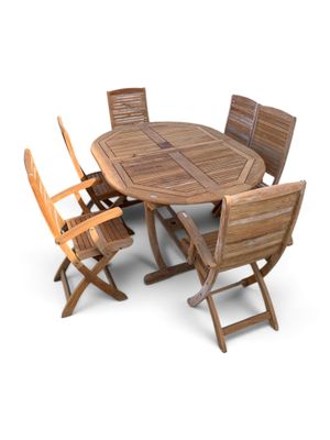 un ensemble composé d'une table et de chaises en bois sur fond blanc
