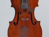 un vieux violon avec un archet accroché à son dos