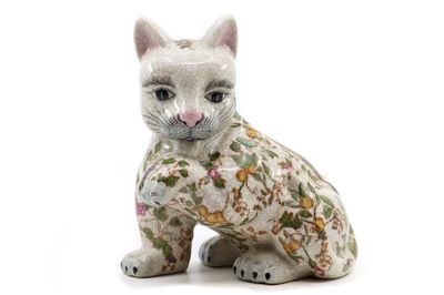 une figurine de chat posée sur une surface blanche