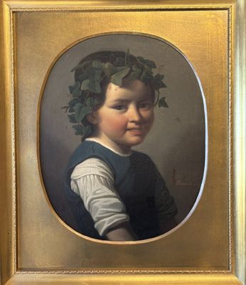 portrait d'un jeune garçon portant une couronne de lierre sur la tête