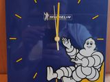 une image représentant une horloge sur laquelle figure un personnage de dessin animé