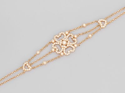 une paire de bracelets en perles et en or