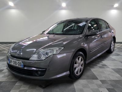La voiture grise est garée sur le sol à damier du garage.