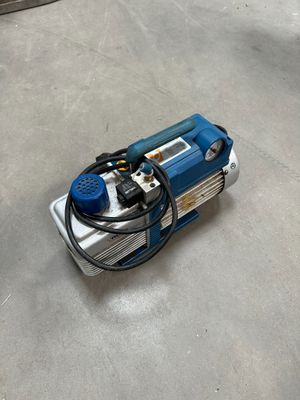 un compresseur d'air bleu et blanc posé par terre